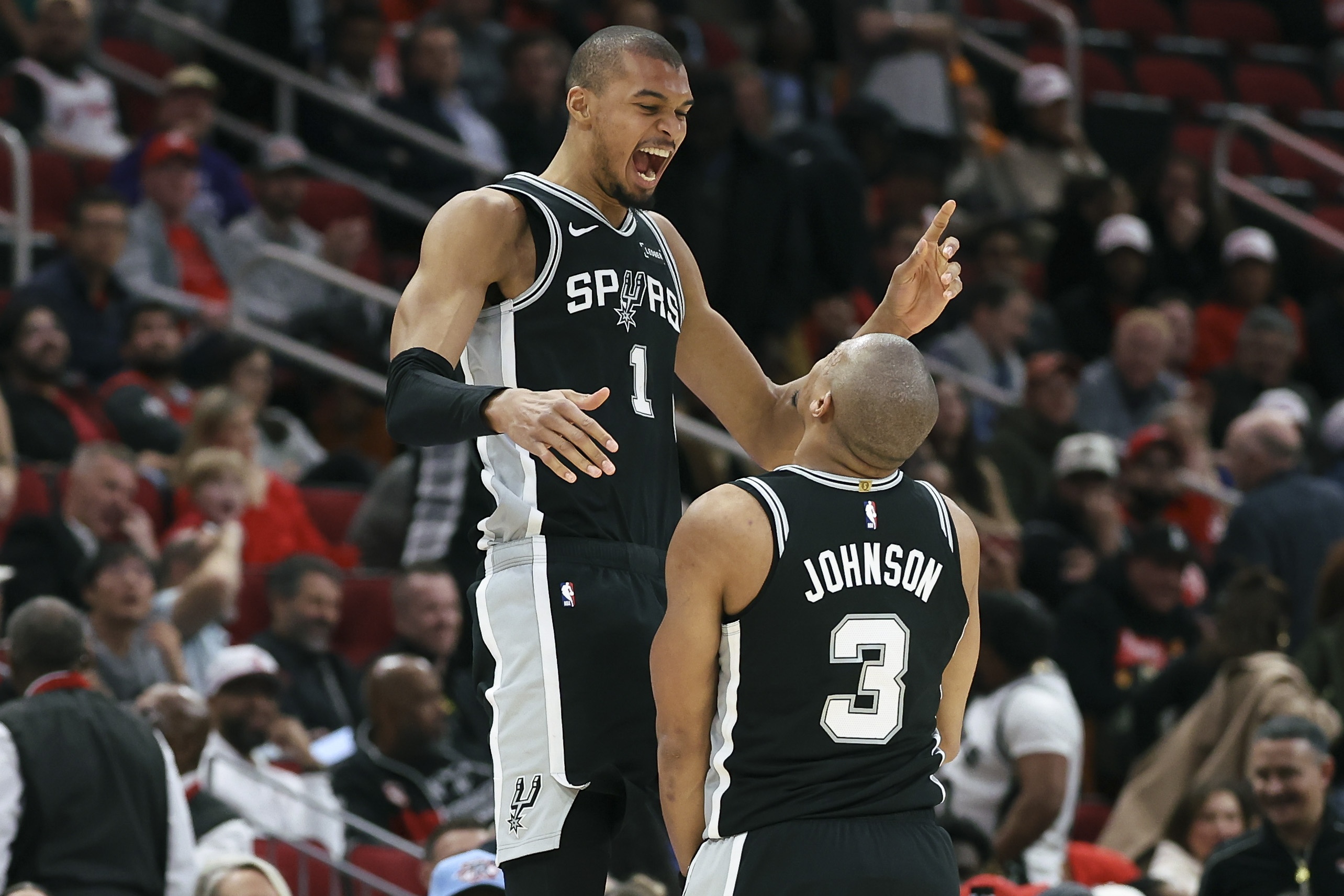 低调看直播-文班亚马：奥利尼克在进攻端极具眼光 他的建议值得我信赖