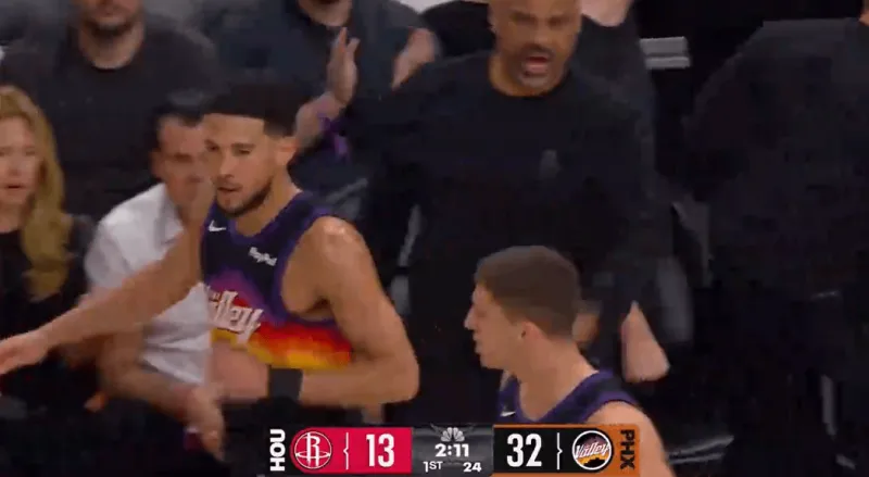 低调看直播-太阳神！布克迎着伊森打成2+1，首节得分上双&amp;amp;领先火箭20分